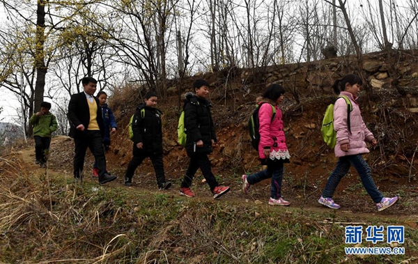 放学后，张玉滚送路远的学生回家（3月20日摄）。新华社记者 李嘉南 摄
