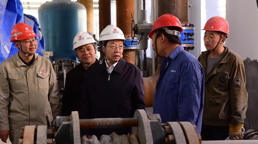 延安市市长薛占海（右三）在大唐延安热电厂东十里铺隔压换热站了解供热管网建设情况。 