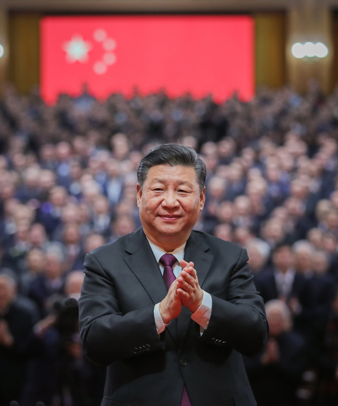 12月18日，庆祝改革开放40周年大会在北京人民大会堂隆重举行。中共中央总书记、国家主席、中央军委主席习近平在大会上发表重要讲话。这是习近平鼓掌向受表彰人员表示祝贺。