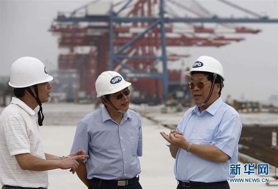 包起帆（右）在上海港外高桥港区了解港区建设工作（2009年9月8日摄）。