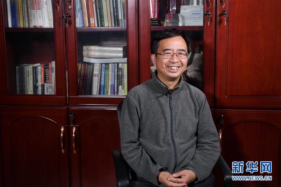 潘建伟在中国科学技术大学的办公室内接受新华社记者采访（12月13日摄）。