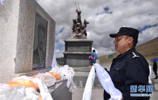 索南达杰的侄子秋培扎西向索南达杰烈士纪念碑敬献哈达（2018年8月10日摄）。新华社记者 吴刚 摄