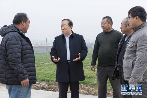 周明金（左二）与村民探讨农村基层组织建设（2018年12月21日摄）。新华社发