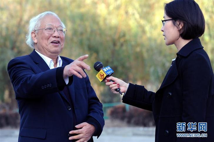 胡福明在南京接受记者采访（2008年12月18日摄）。新华社记者 韩瑜庆 摄