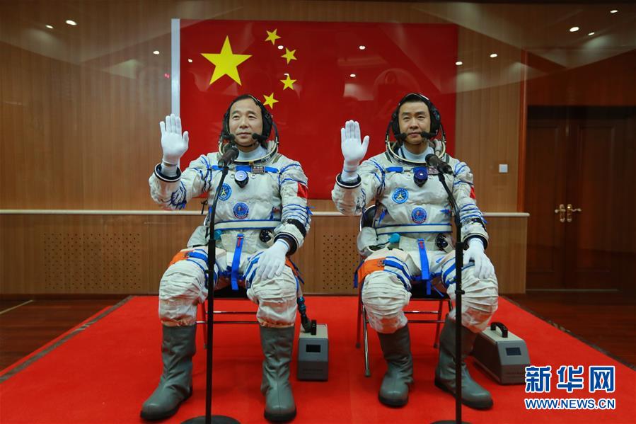2016年10月17日，神舟十一号航天员出征仪式在酒泉卫星发射中心举行。这是航天员景海鹏（左）、陈冬在出征前挥手。新华社记者 李刚 摄