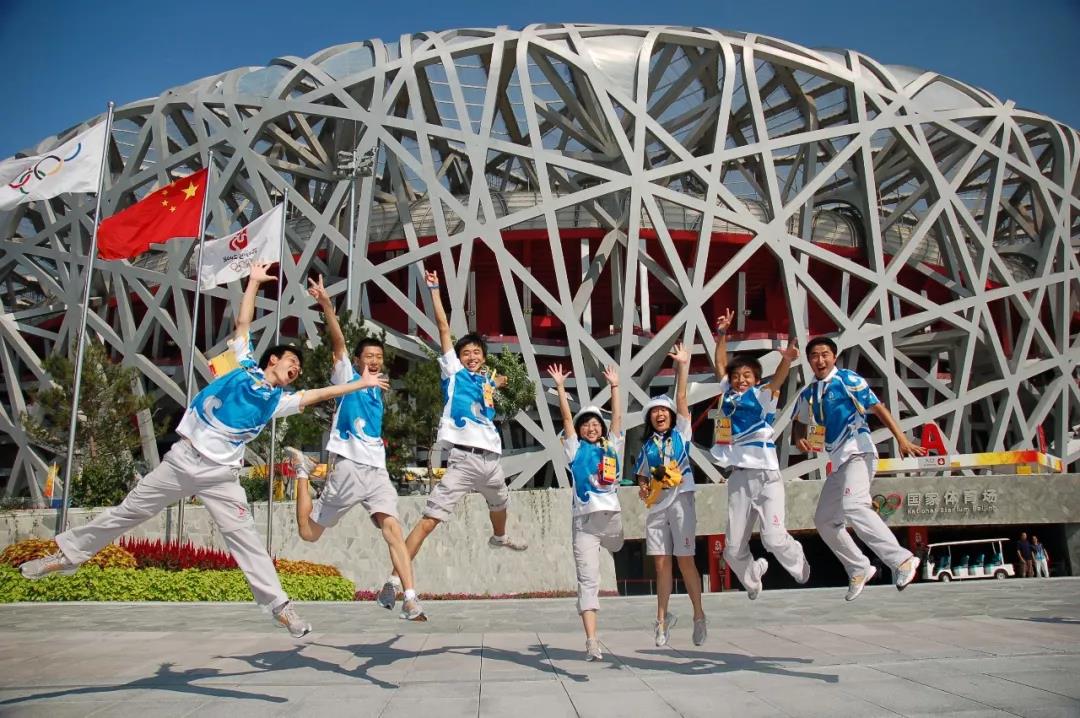 2008年北京奥运会期间，志愿者的微笑成为中国最好的名片