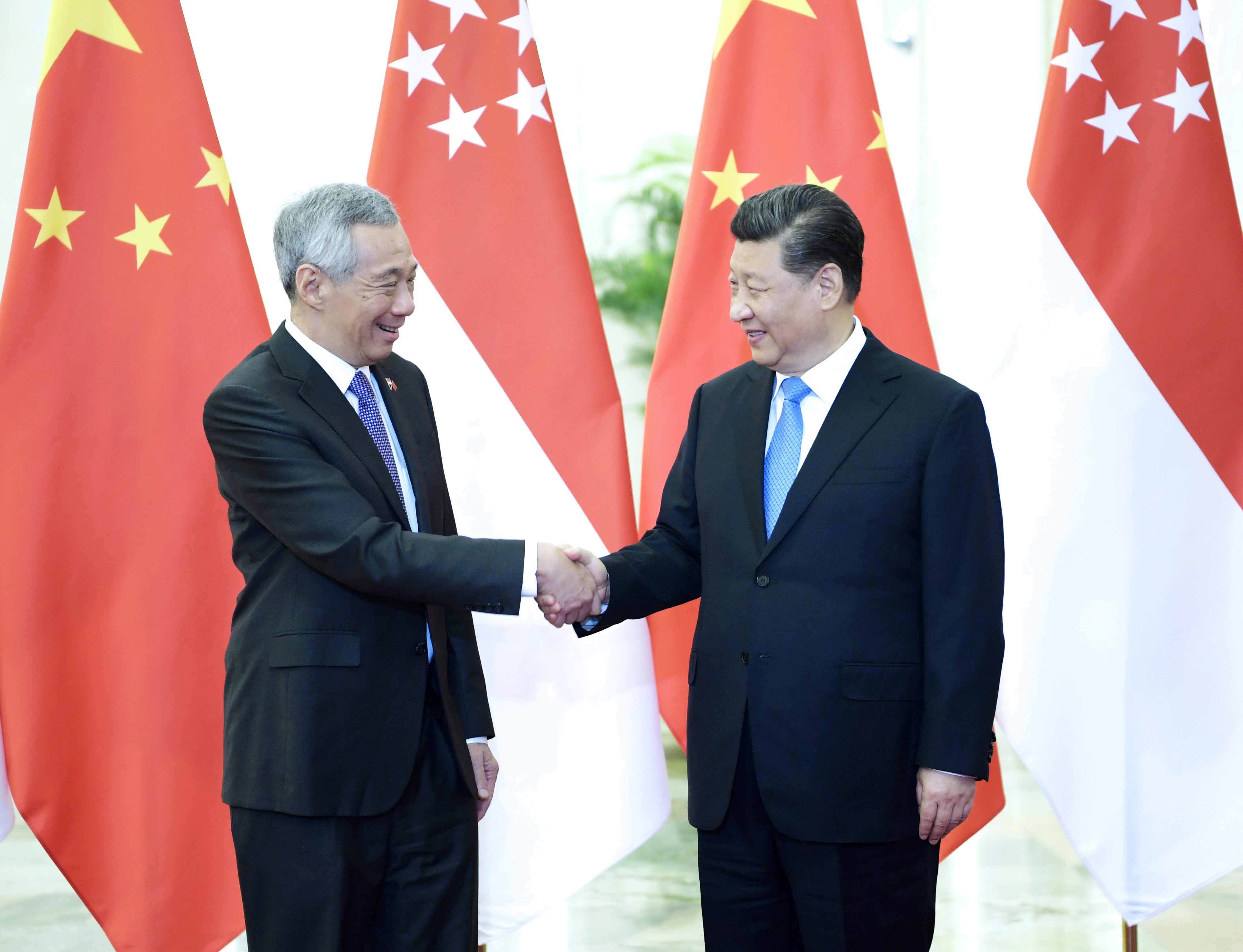 4月29日，国家主席习近平在北京人民大会堂会见新加坡总理李显龙。