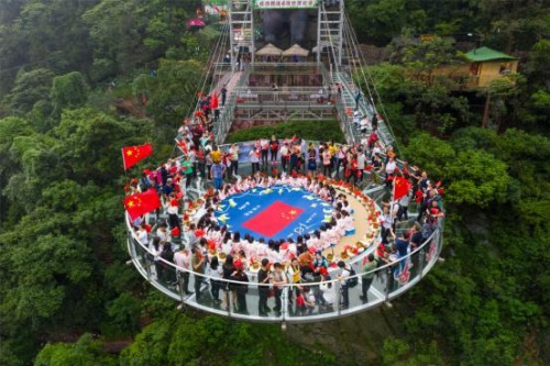 51名绣娘高空玻璃绣国旗 万名游客挥国旗庆五一