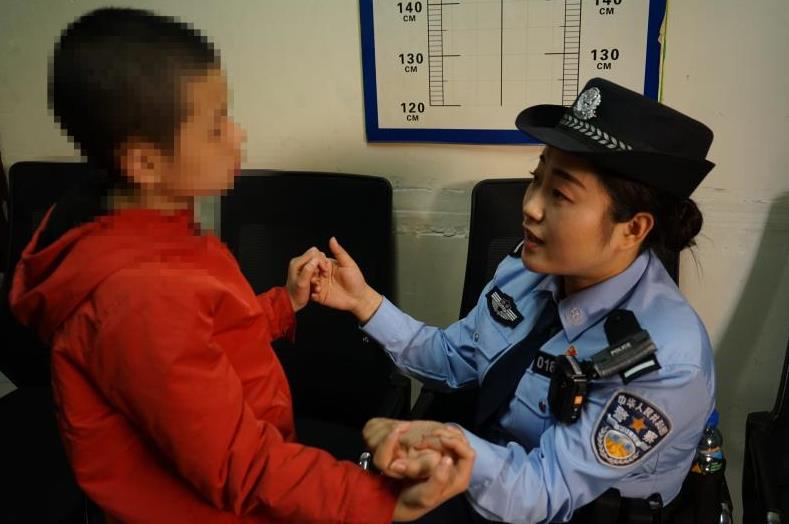 顽童独自外出游玩 民警助其平安回家