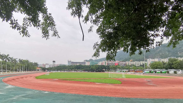 深圳被疑高考移民学校:学生8千名 高一每学期2.8万元