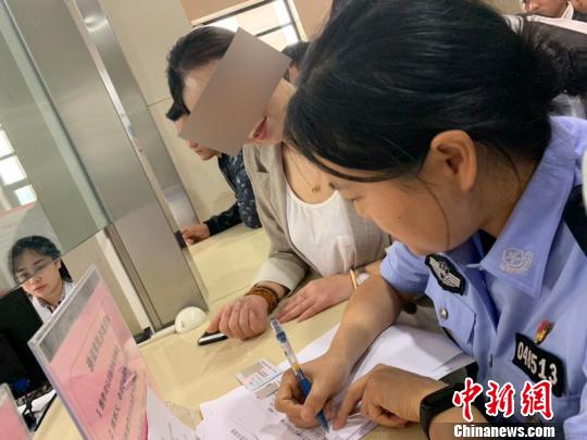 ＂拖延症＂母子拖20年办身份证 儿子上学出游都受阻