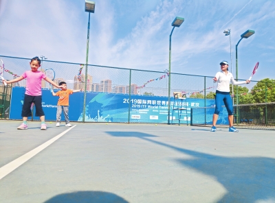 《运动武汉》周刊组织的ITF武汉站市民体验活动，让参赛高手与业余爱好者