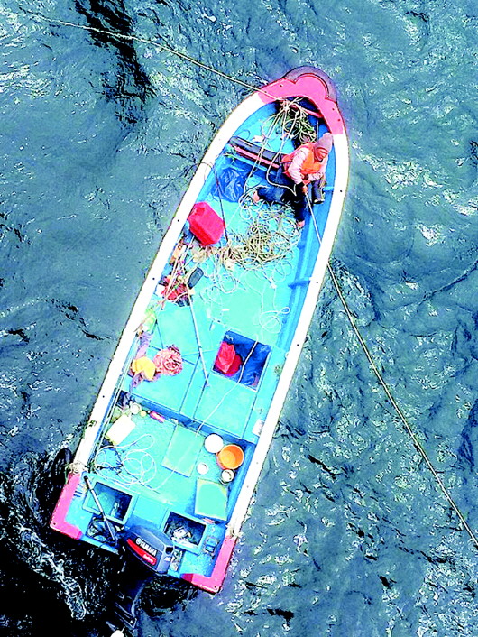 荒海求生!一人一船漂泊11天后获救 曾靠喝尿维持生命