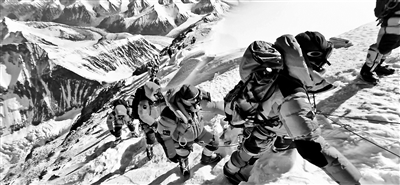 珠峰拥堵多人丧生 亲历者称当日约320人等待登顶