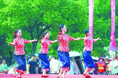  武汉开发区滨湖社区，居民载歌载舞，喜迎军运