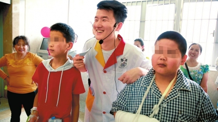 5月31日，四川省人民医院儿童外科，90后的&ldquo;小丑医生&rdquo;宋龙超（中）和同事们为小朋友庆祝六一。