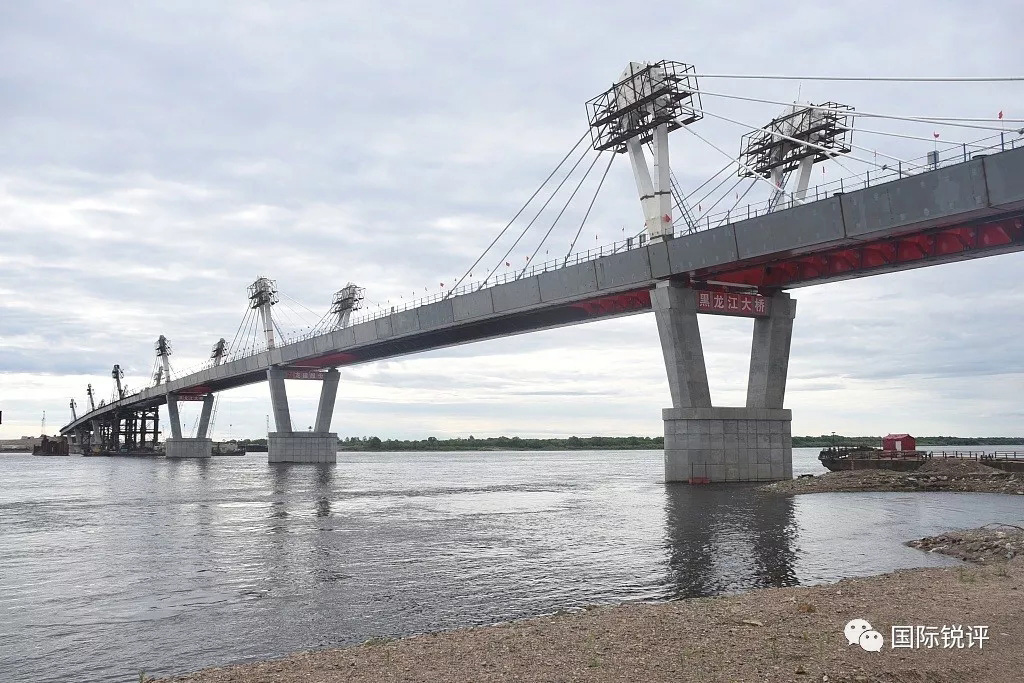 5月31日，中国黑河市与俄罗斯布拉戈维申斯克市之间的中俄黑龙江大桥成功合龙。这是中俄边境第一座跨江公路桥，由中俄两国共同设计建设。