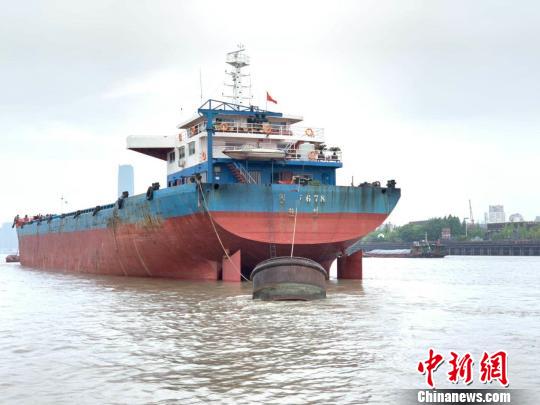 上海两船相撞致一船撞击江边护栏 初步调查结果公布