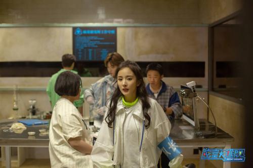 《密室大逃脱》杨幂邓伦钻床底 杨迪藏衣柜险