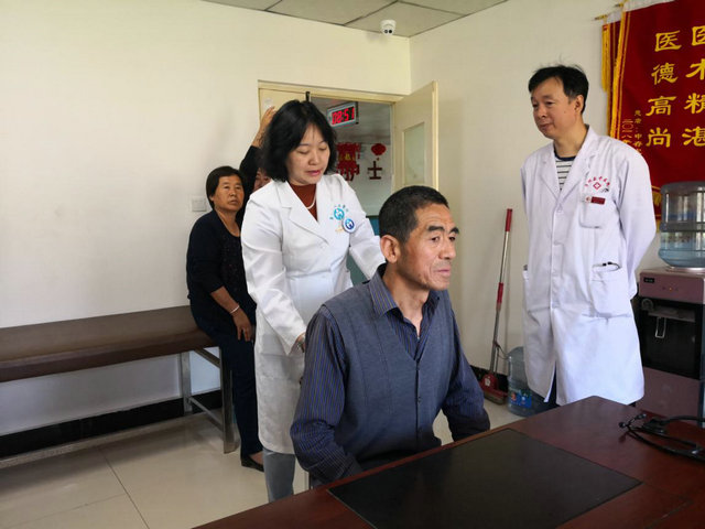 　　林纯莹医生在子洲县中医院带教诊疗