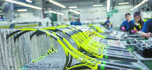 集美区借助台湾产业转型的成功经验，助力企业实现转型升级、精益生产。图为台企新凯复材生产线。
