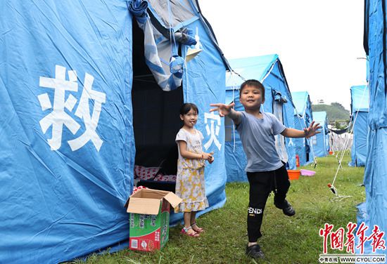 6月19日，四川省长宁县双河镇双河中学临时安置点，孩子们在帐篷间玩耍。中国青年报·中青在线记者 王鑫昕/摄