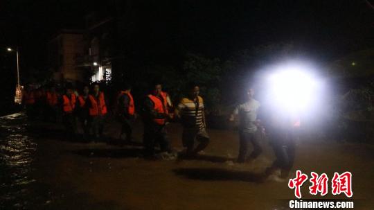 湖南安仁县普降暴雨 致部分农房垮塌中小学停课