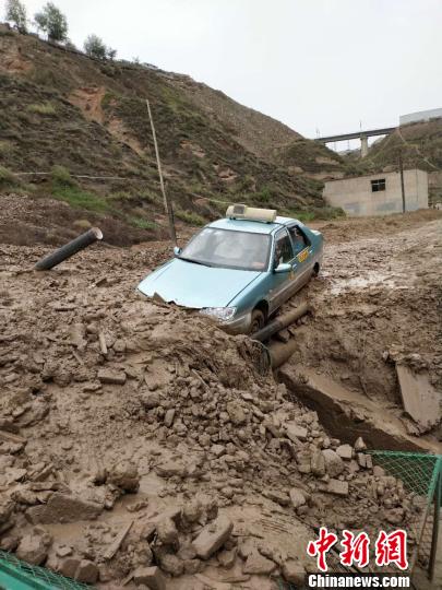 兰州城郊突降暴雨致山体滑坡：道路被埋 车辆受陷