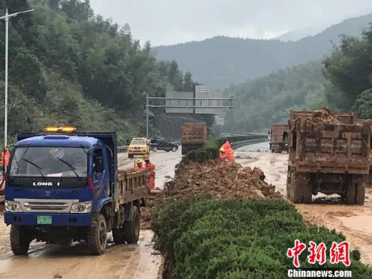 连夜奋战64小时抢通高速 工作人员在隧道里休息用餐