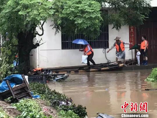 武夷山灾后自救：机场恢复通航 艄公撑竹筏救人