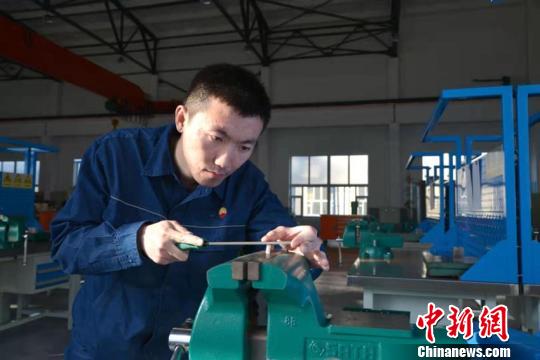 “90后”钳工绝技傍身：维修精度控制在0.01毫米