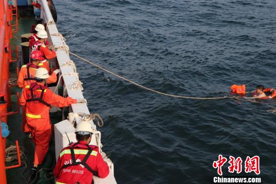 广东惠州海域一船员落水 漂流6个多小时后获救