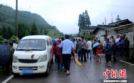 四川石棉遭暴雨引发泥石流 安全转移近百名群众