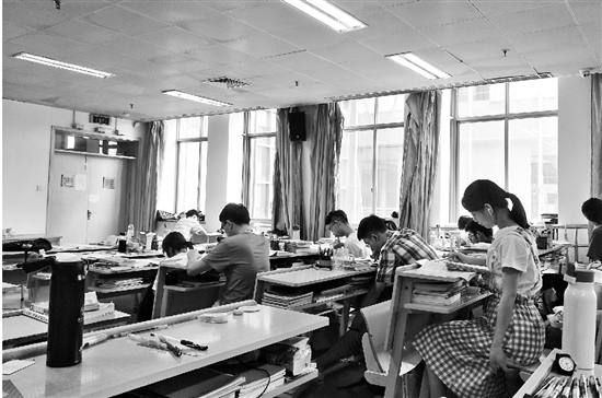 考研人数每年创新高 “研研”夏日他们都是啥心情？