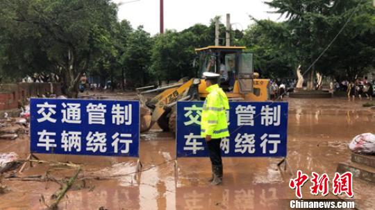 四川乐山暴雨洪灾损失惨重 各地积极自救恢复生产秩序