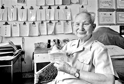 九旬老人筹款28年 资助1000余名贫困学子(图)