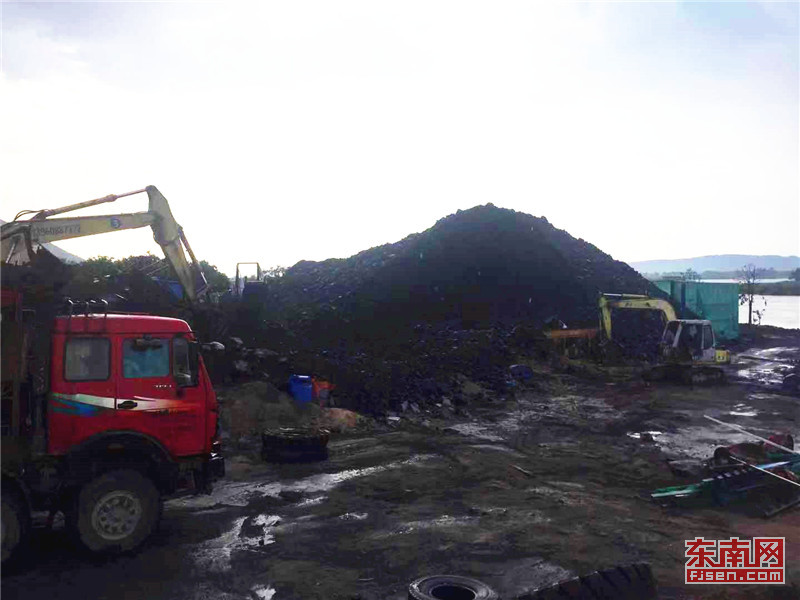 整改前，闽信建材公司在乌龙江边堆满了煤炭。（闽侯县供图）