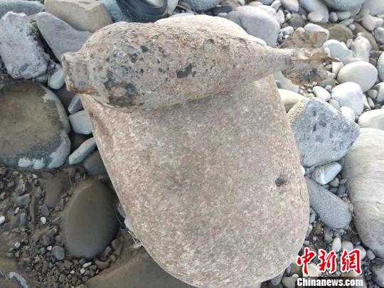 四川旺苍一男子河边钓鱼发现迫击炮弹 民警紧急处理