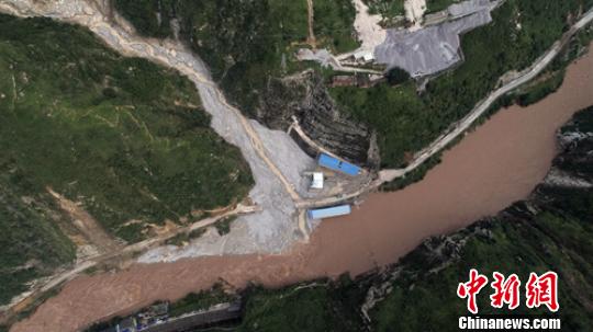 四川甘洛再现强降雨道路中断 抢险仍在紧张进行