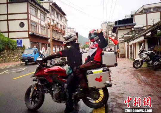 "Post-60s" Doctors Riding in Tibet with their beloved wives: Poetry and distance are no longer regrets.