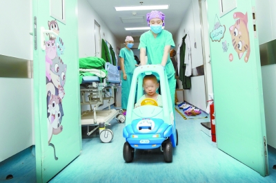 手术车是什么儿童医院温情多：开“汽车”去手术 “袋鼠妈”育宝宝_https://www.jmylbn.com_新闻资讯_第3张