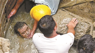 男子被压井下多处骨折 消防员两小时徒手刨出工人