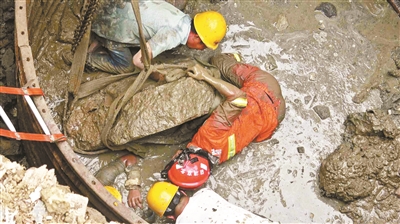 男子被压井下多处骨折 消防员两小时徒手刨出工人