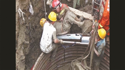 男子被压井下多处骨折 消防员两小时徒手刨出工人