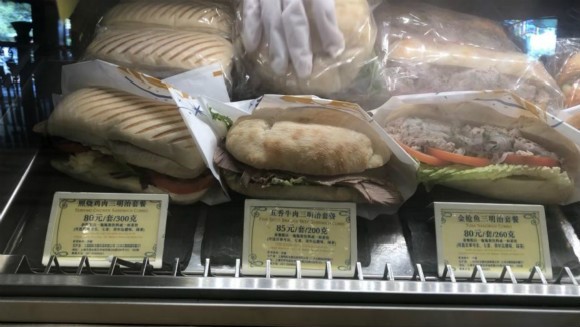 四问上海迪士尼：翻包、“双标”，凭什么？！