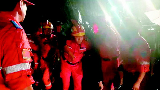 雨夜之中，救援队为受灾群众坚守到最后一刻