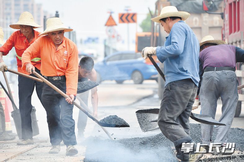 沥青摊铺工人：每天在超160℃沥青上走万余步（图）