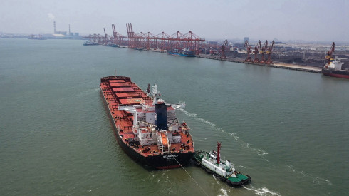 一艘海轮准备停靠钦州保税港区码头卸货。 新华社图