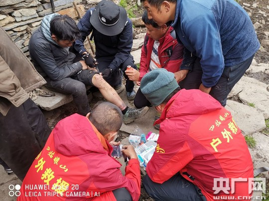 男子违规登山遇险 四姑娘山景区开出首张有偿救援罚单