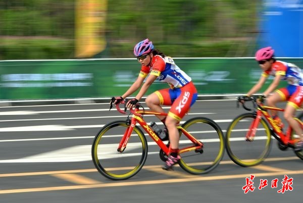 2019年6月20日，第七届世界军人运动会公路自行车测试赛在东湖生态风景区东湖绿道鸣枪开赛。记者喻志勇 摄